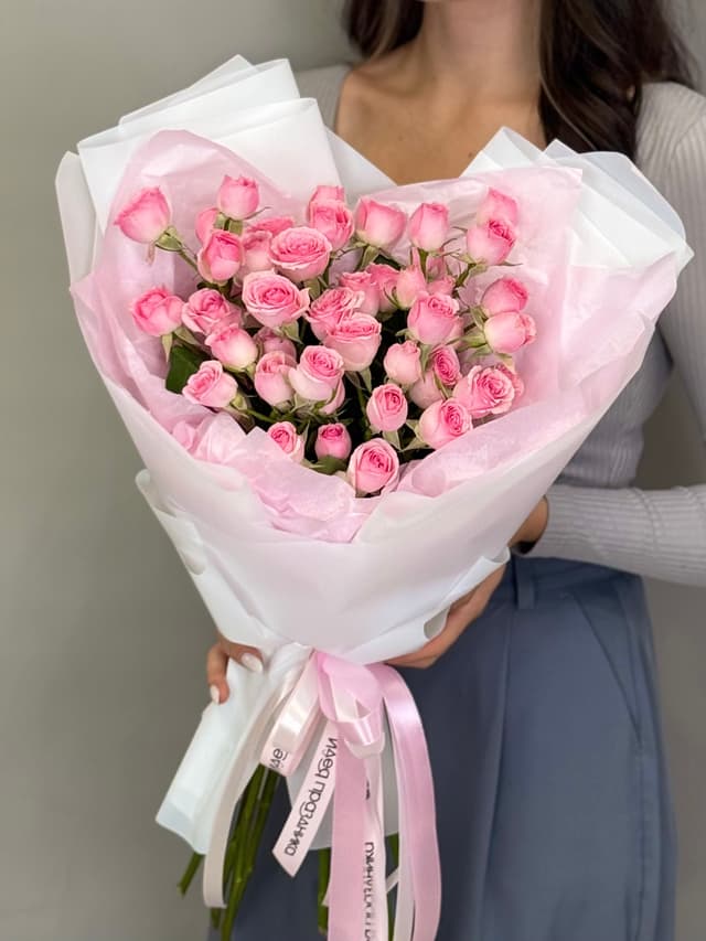 Нежный букет из 7 розовых кустовых роз Нежный букет из 7 розовых кустовых роз