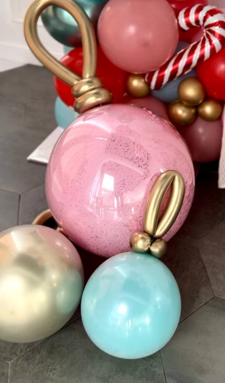 Оформление из шаров с воздухом и фонтаном «С Новым Годом»