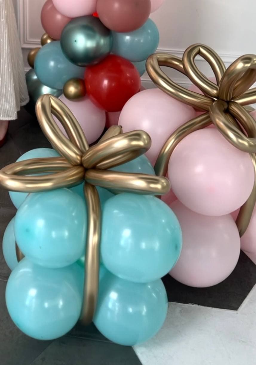 Оформление из шаров с воздухом и фонтаном «С Новым Годом»