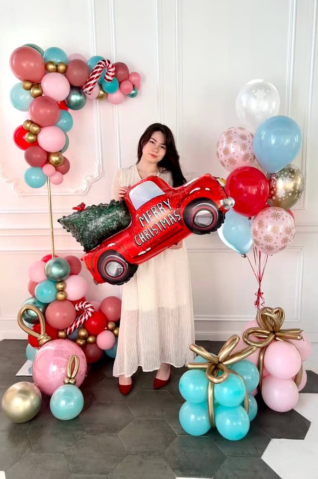 Оформление из шаров с воздухом и фонтаном «Новогодняя Машинка» Оформление из шаров с воздухом и фонтаном «Новогодняя Машинка»
