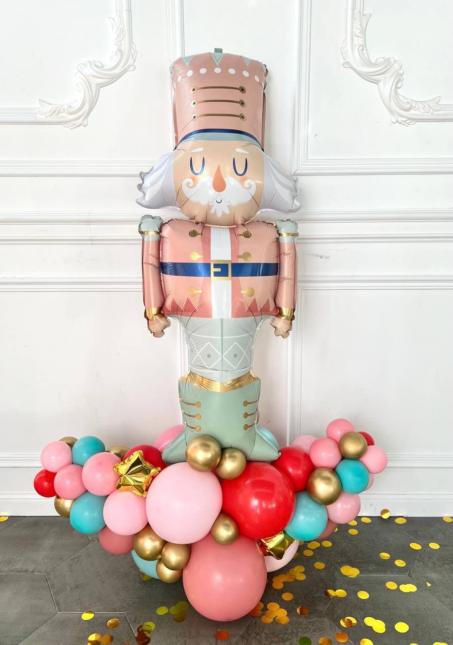 Оформление из шаров с воздухом «Королевский Щелкунчик»