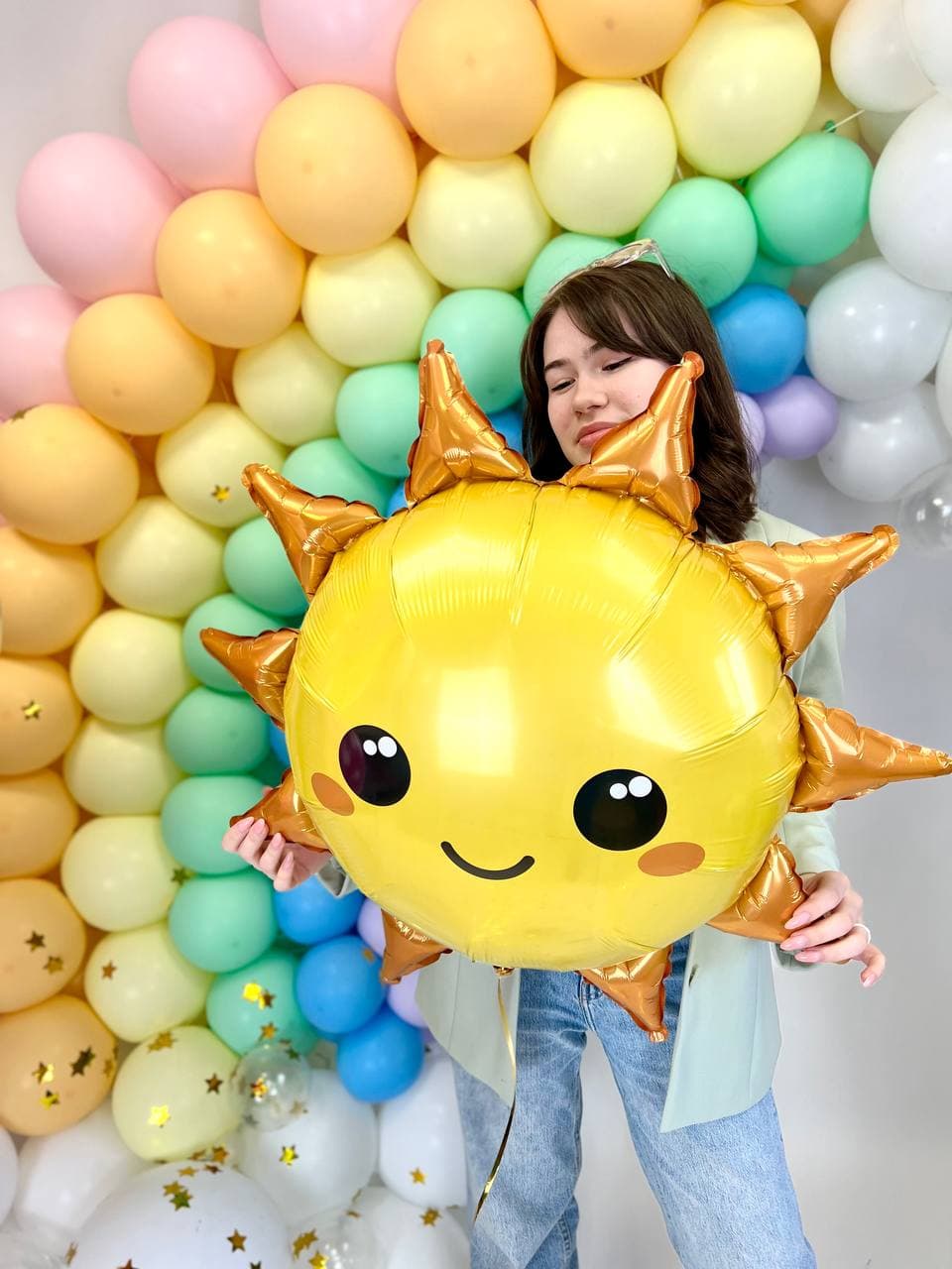 Оформление из шаров "Солнышко и радуга"