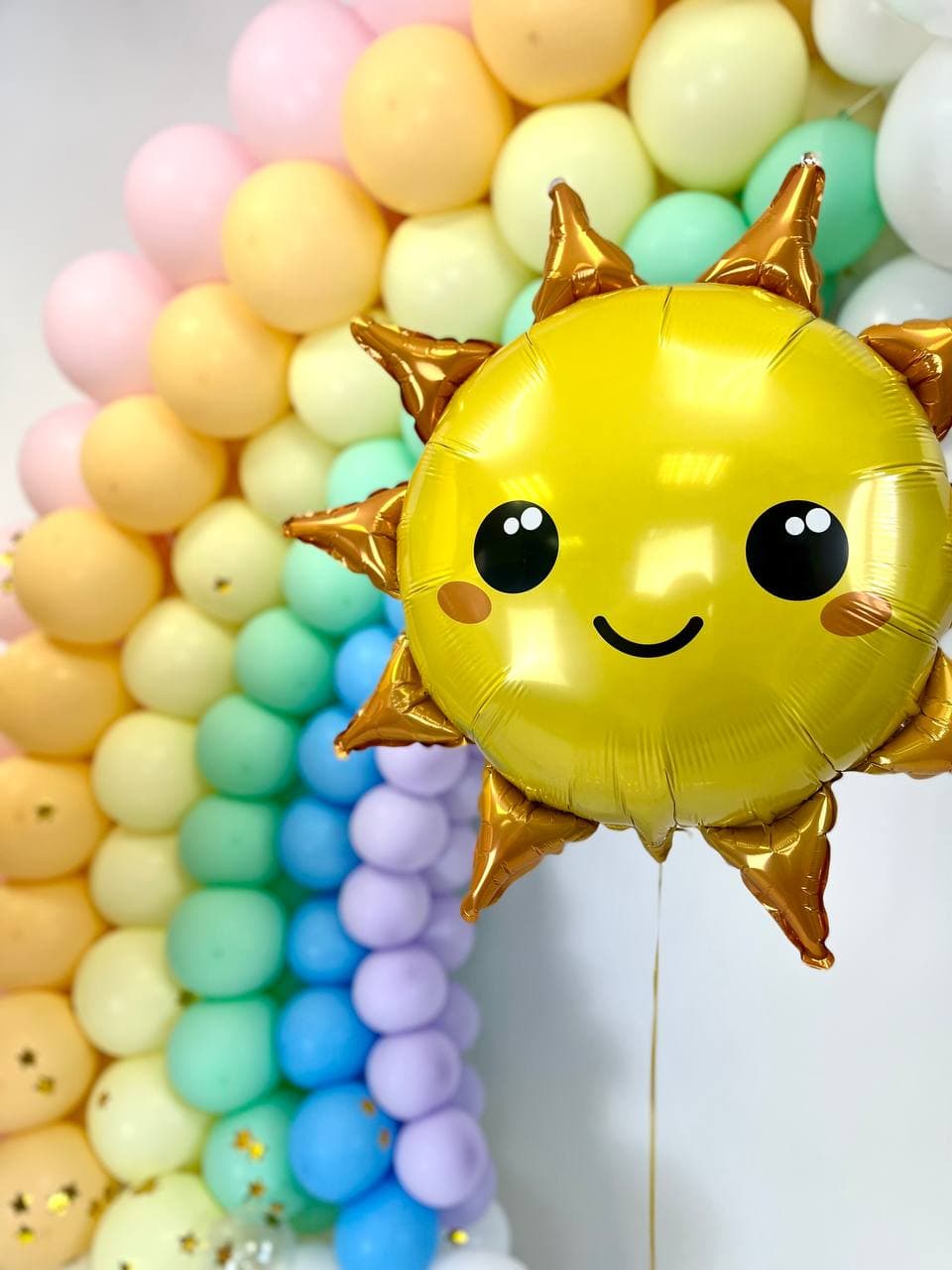 Оформление из шаров "Солнышко и радуга"