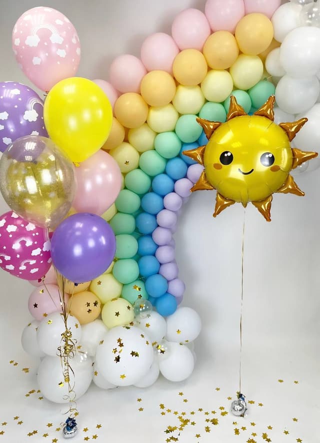 Оформление из шаров "Солнышко и радуга" Оформление из шаров "Солнышко и радуга"