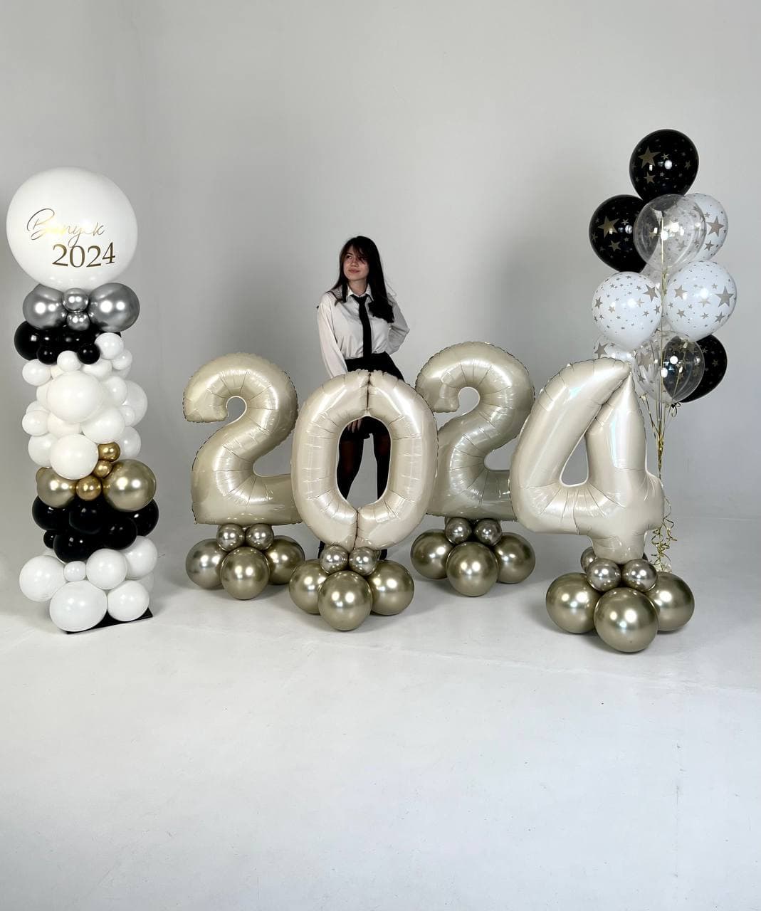 Оформление из шаров «Выпускной в классическом сочетании»