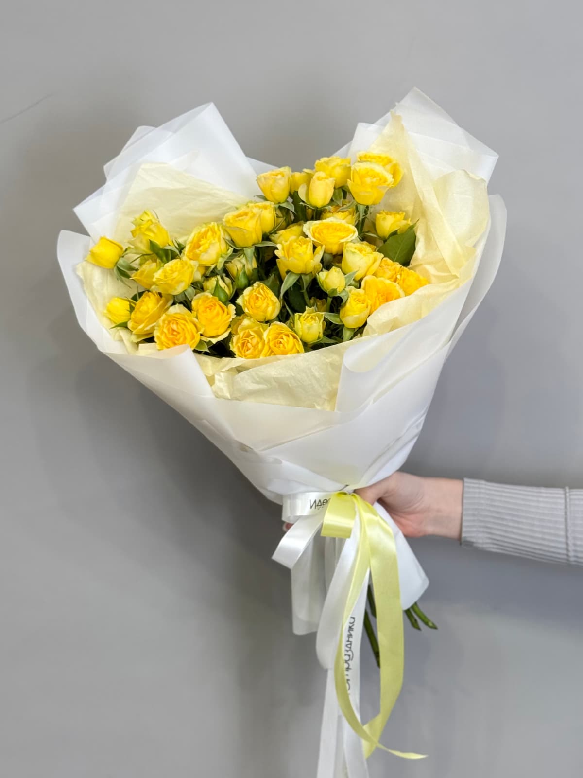 Оригинальный букет из 11 желтых кустовых роз