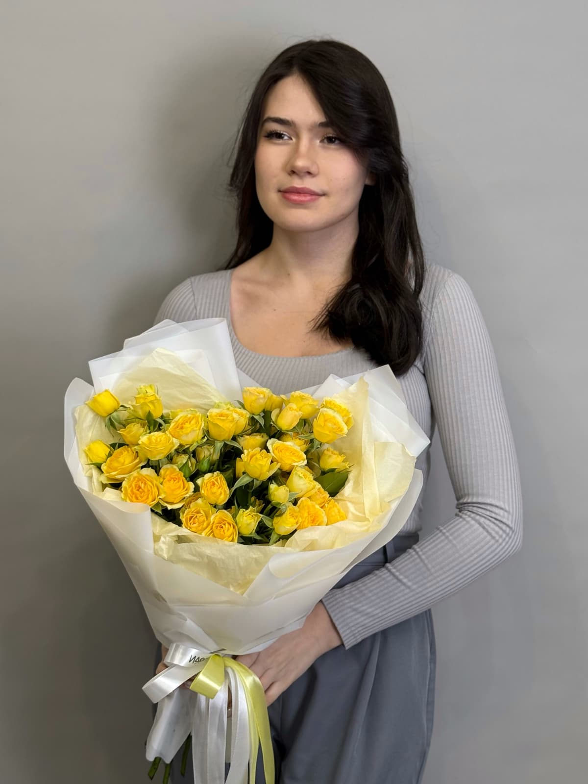 Оригинальный букет из 11 желтых кустовых роз