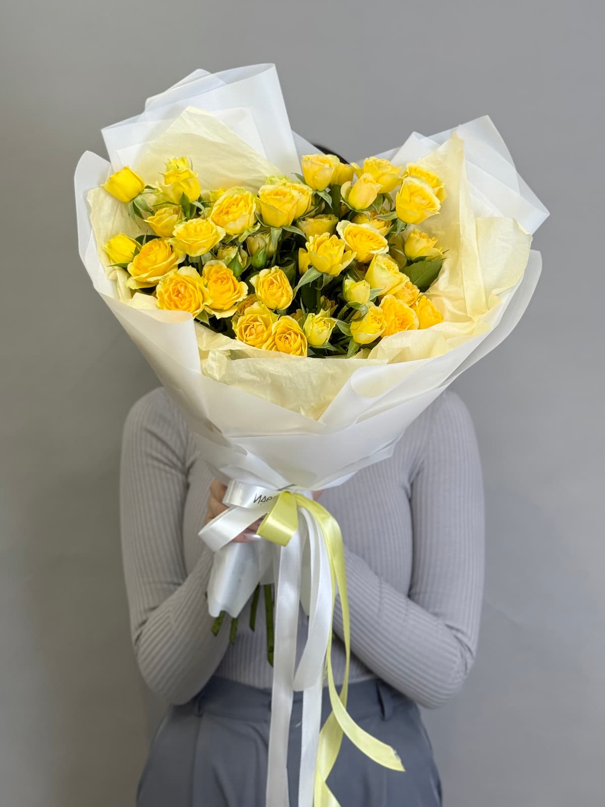 Оригинальный букет из 11 желтых кустовых роз