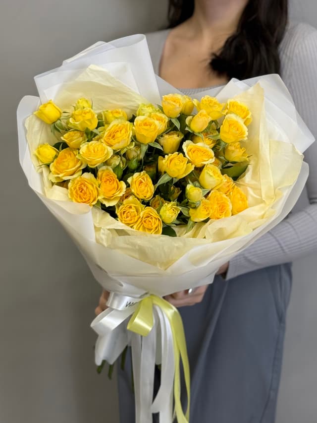 Оригинальный букет из 11 желтых кустовых роз Оригинальный букет из 11 желтых кустовых роз
