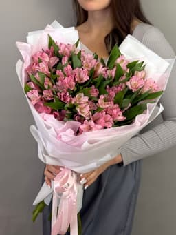 Оригинальный букет из 15 альстромерий "Примадонна"