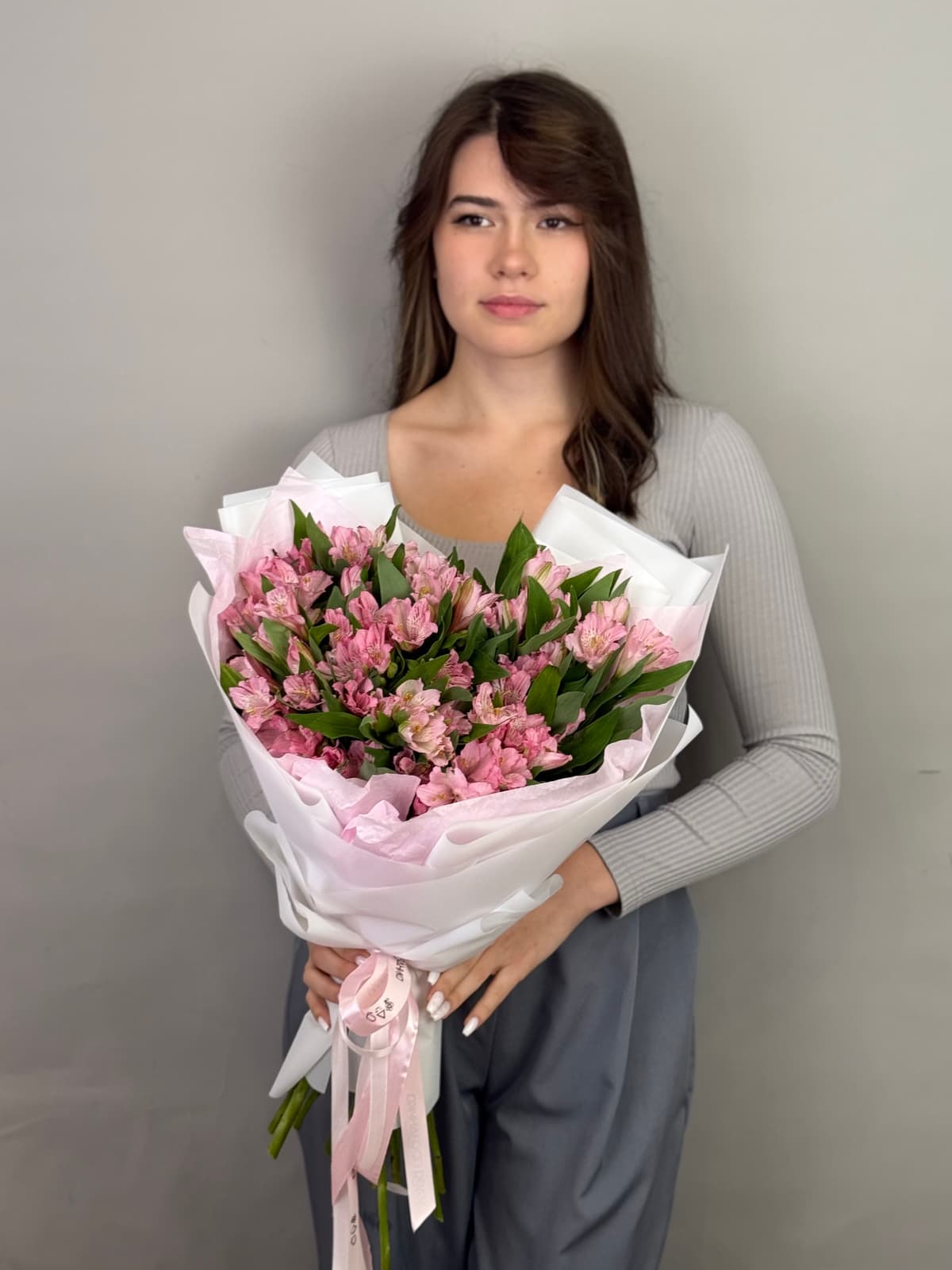 Оригинальный букет из 15 альстромерий "Примадонна"