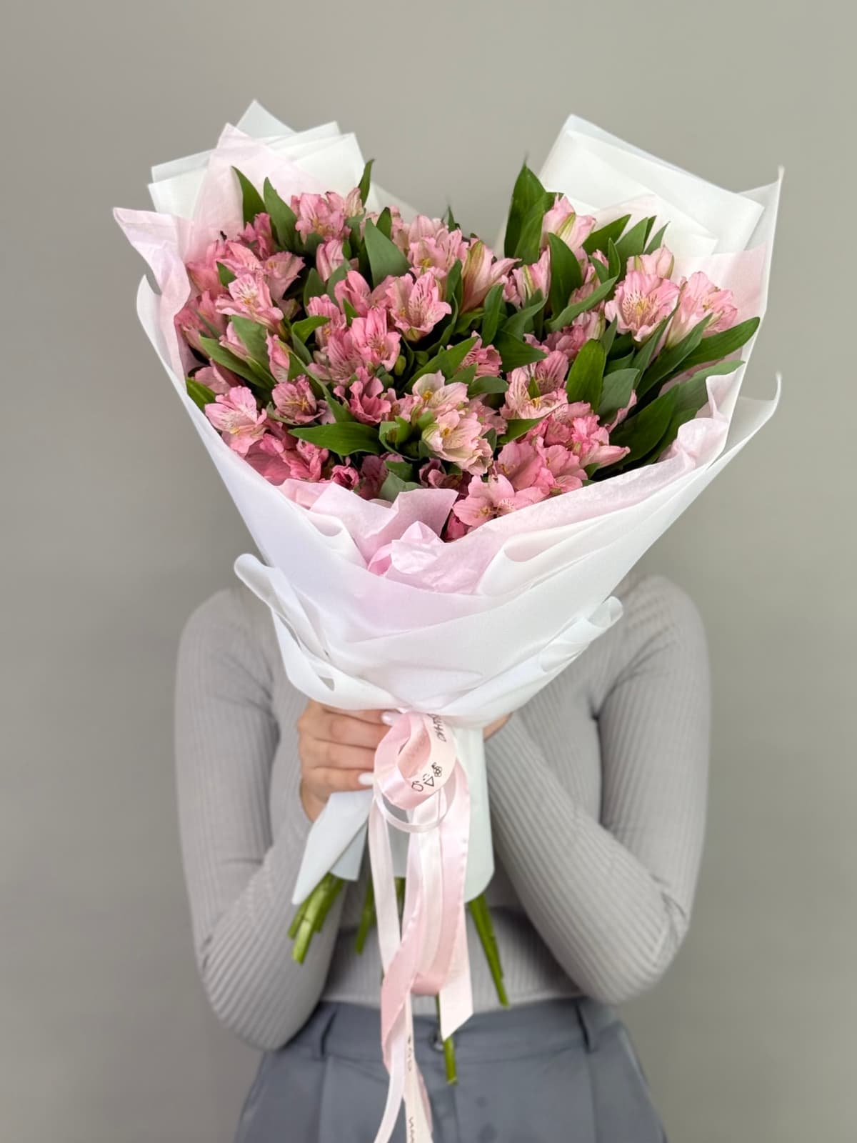 Оригинальный букет из 15 альстромерий "Примадонна"