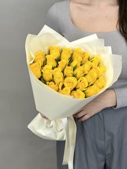 МЕГА АКЦИЯ Оригинальный букет из 25 желтых роз Кения 35-40 см в матовой бумаге