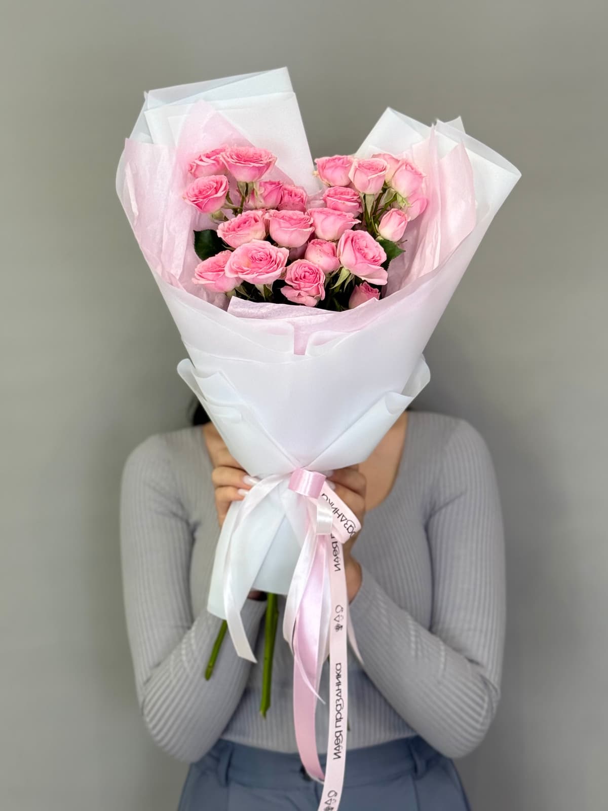 Оригинальный букет из 5 розовых кустовых роз