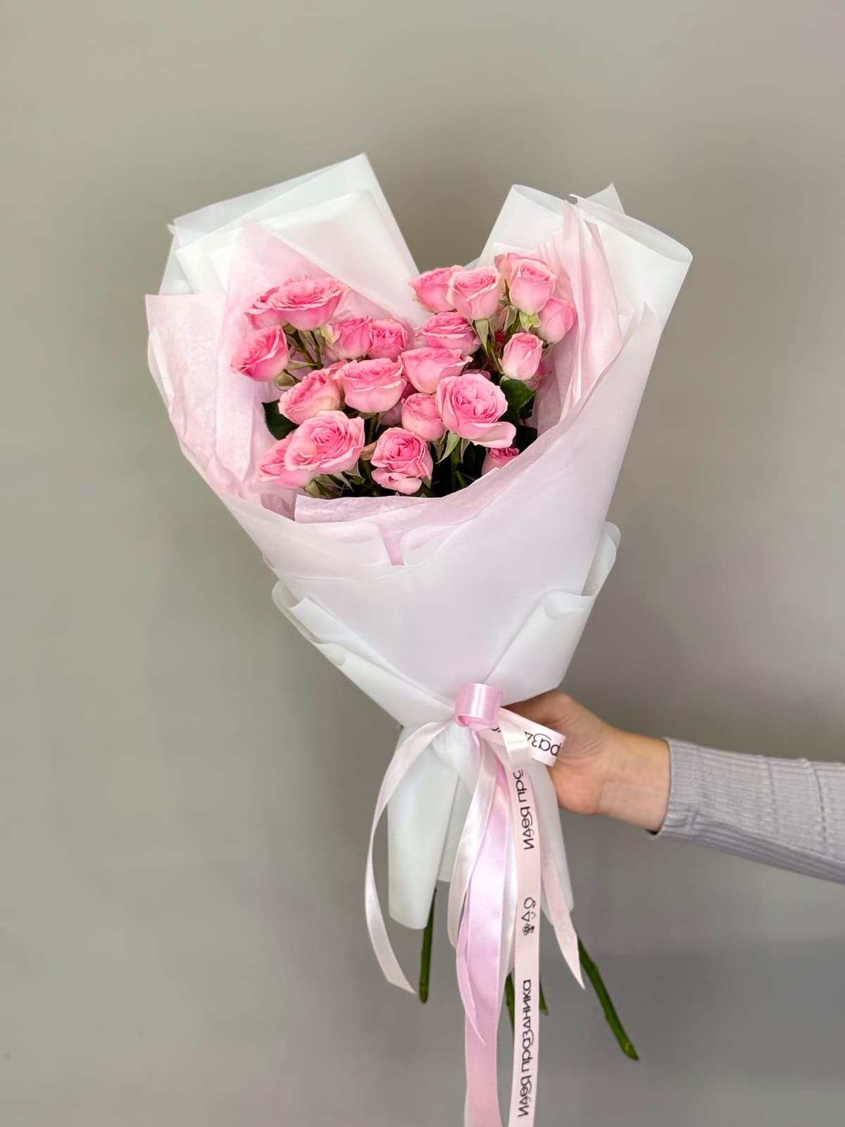 Оригинальный букет из 5 розовых кустовых роз