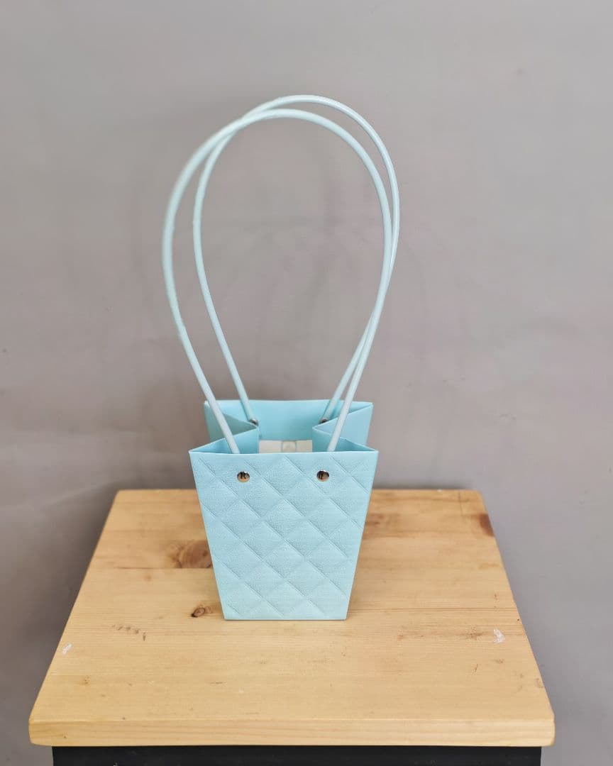 Пакет под цветы 12,5*12*8 см Конус голубой с пластиковой ручкой