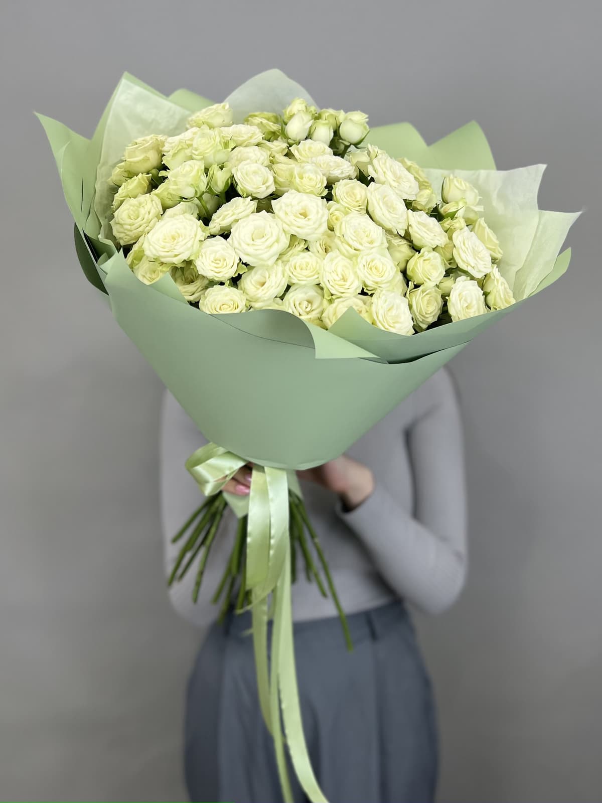 МЕГА АКЦИЯ Популярный букет из 25 белых кустовых роз