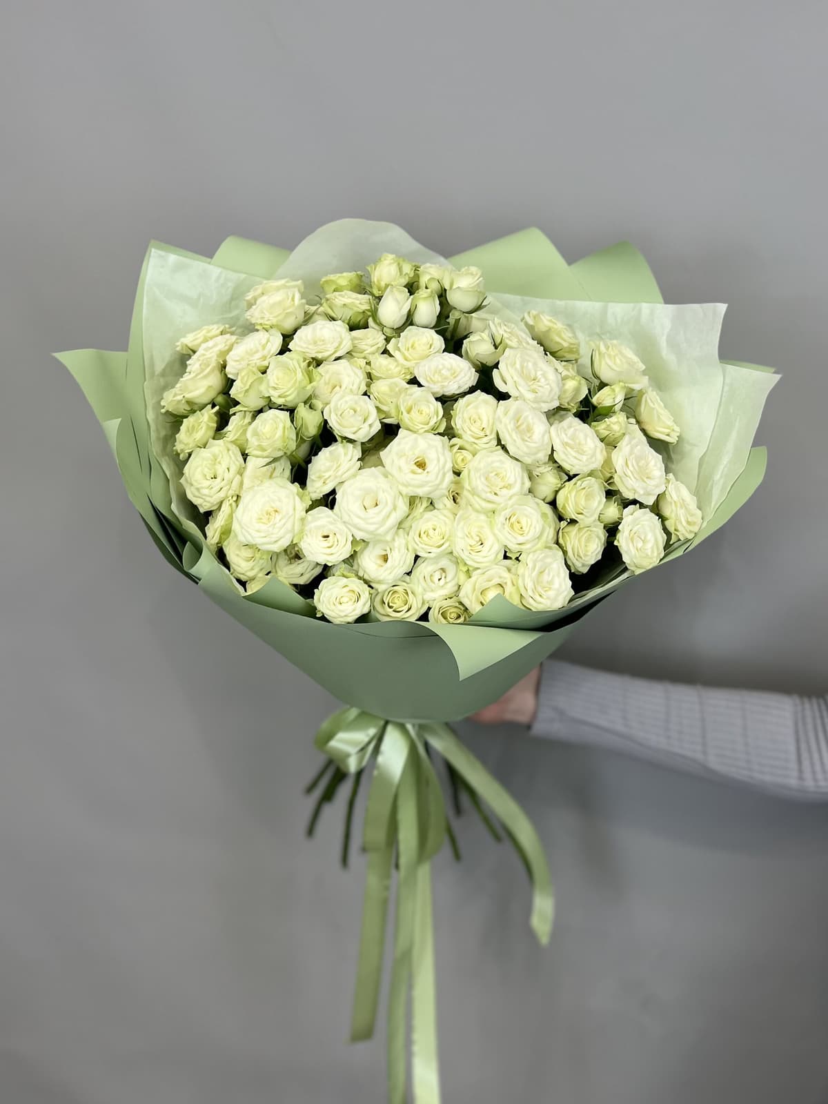 МЕГА АКЦИЯ Популярный букет из 25 белых кустовых роз