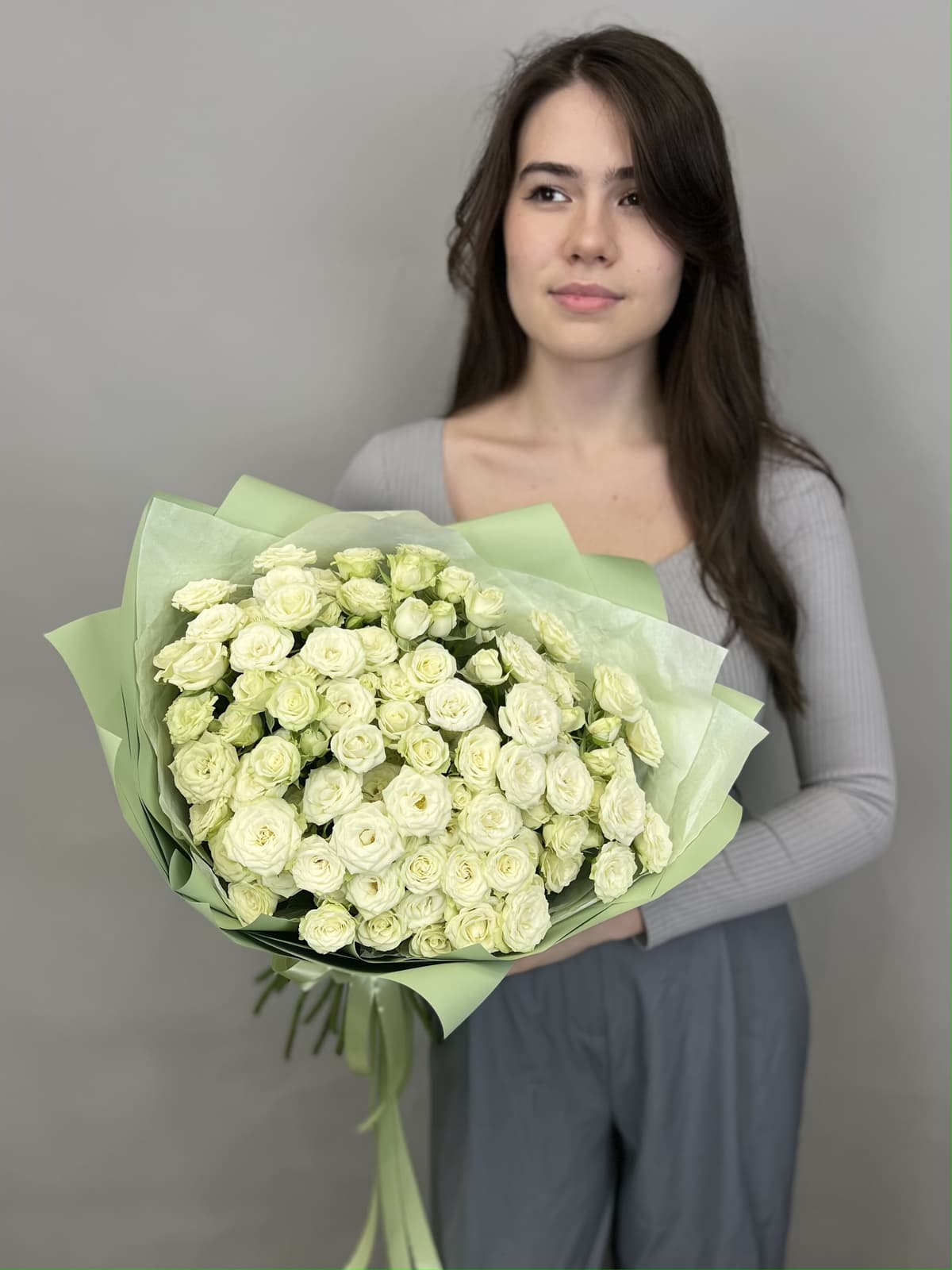 МЕГА АКЦИЯ Популярный букет из 25 белых кустовых роз