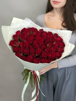 МЕГА АКЦИЯ Популярный букет из 51 красных роз Кения 35-40см в матовой бумаге