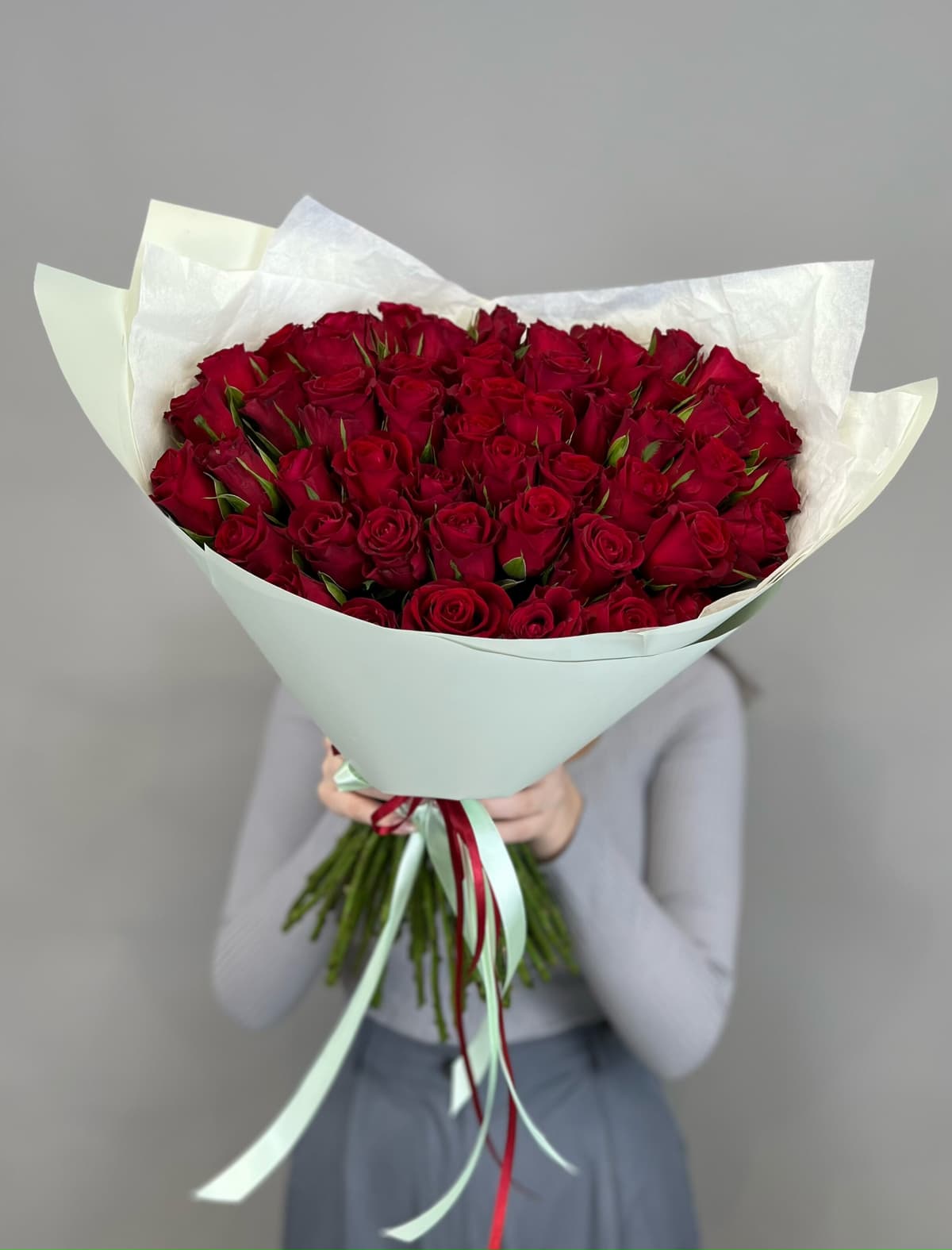 МЕГА АКЦИЯ Популярный букет из 51 красных роз Кения 35-40см в матовой бумаге
