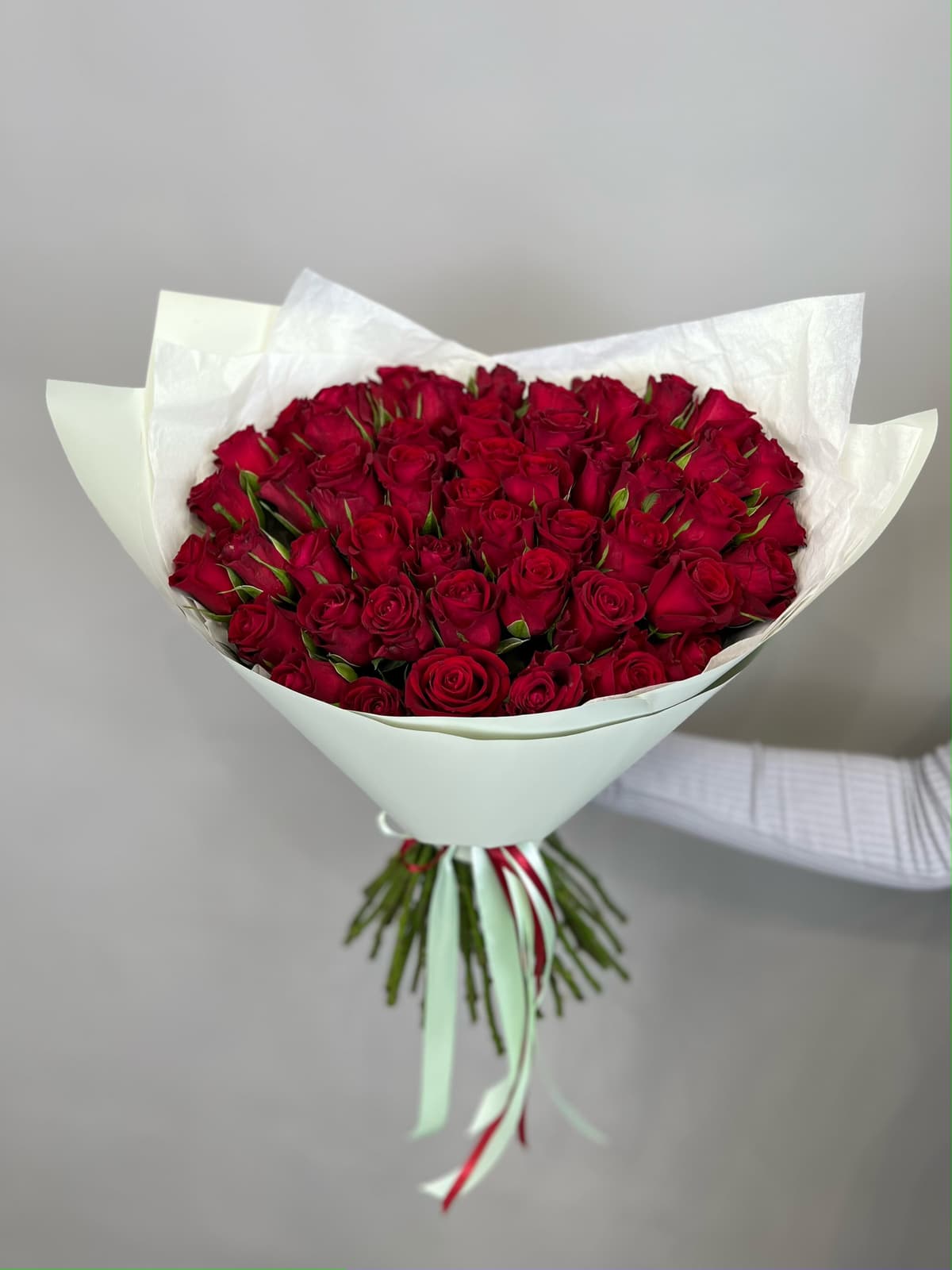 МЕГА АКЦИЯ Популярный букет из 51 красных роз Кения 35-40см в матовой бумаге