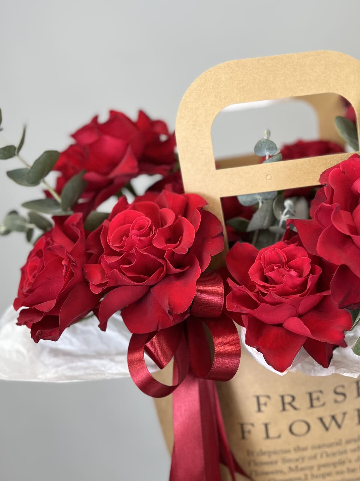 Праздничная композиция из шаров и цветов "Вечная любовь"