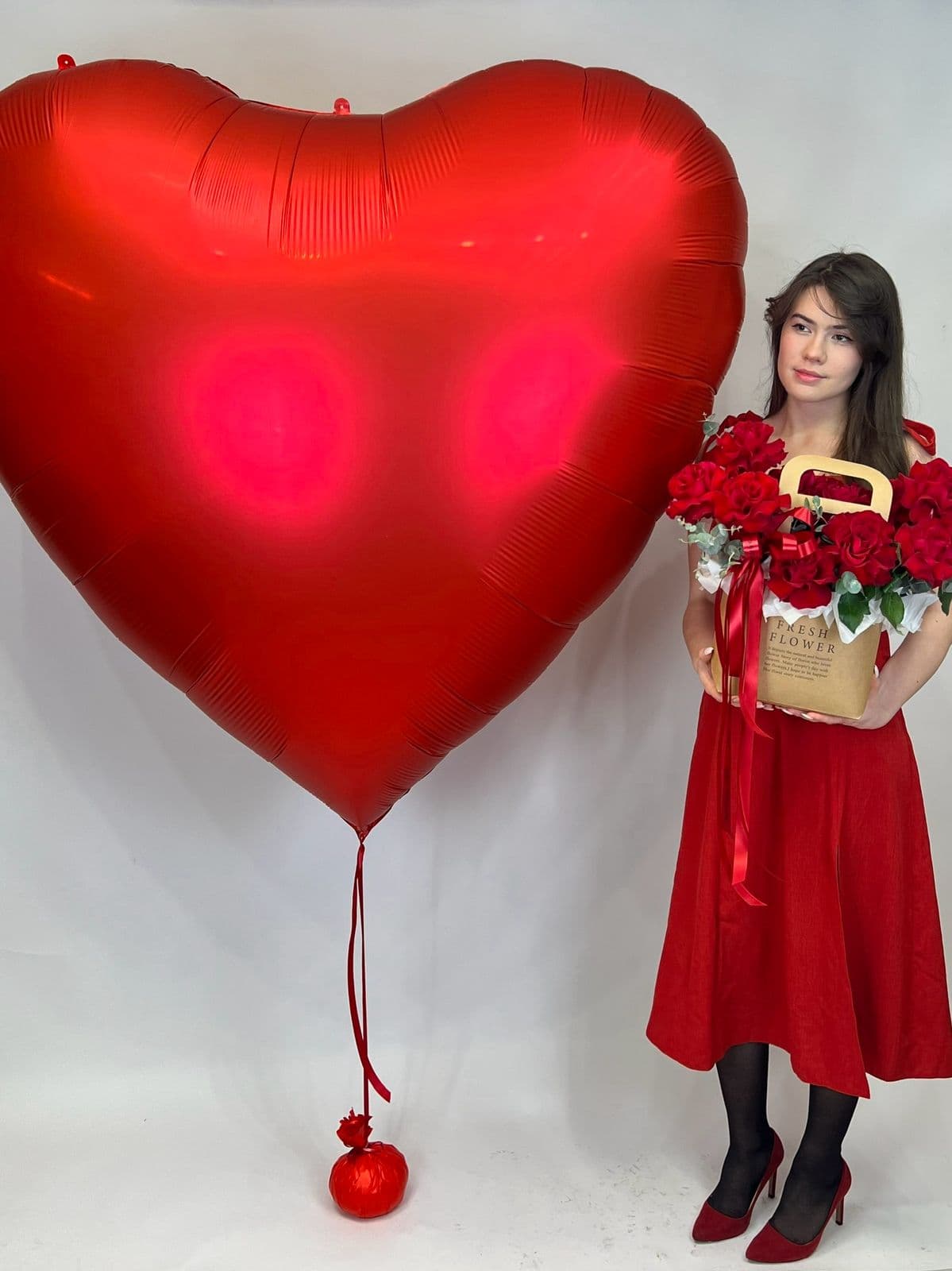 Праздничная композиция из шаров и цветов "Вечная любовь"