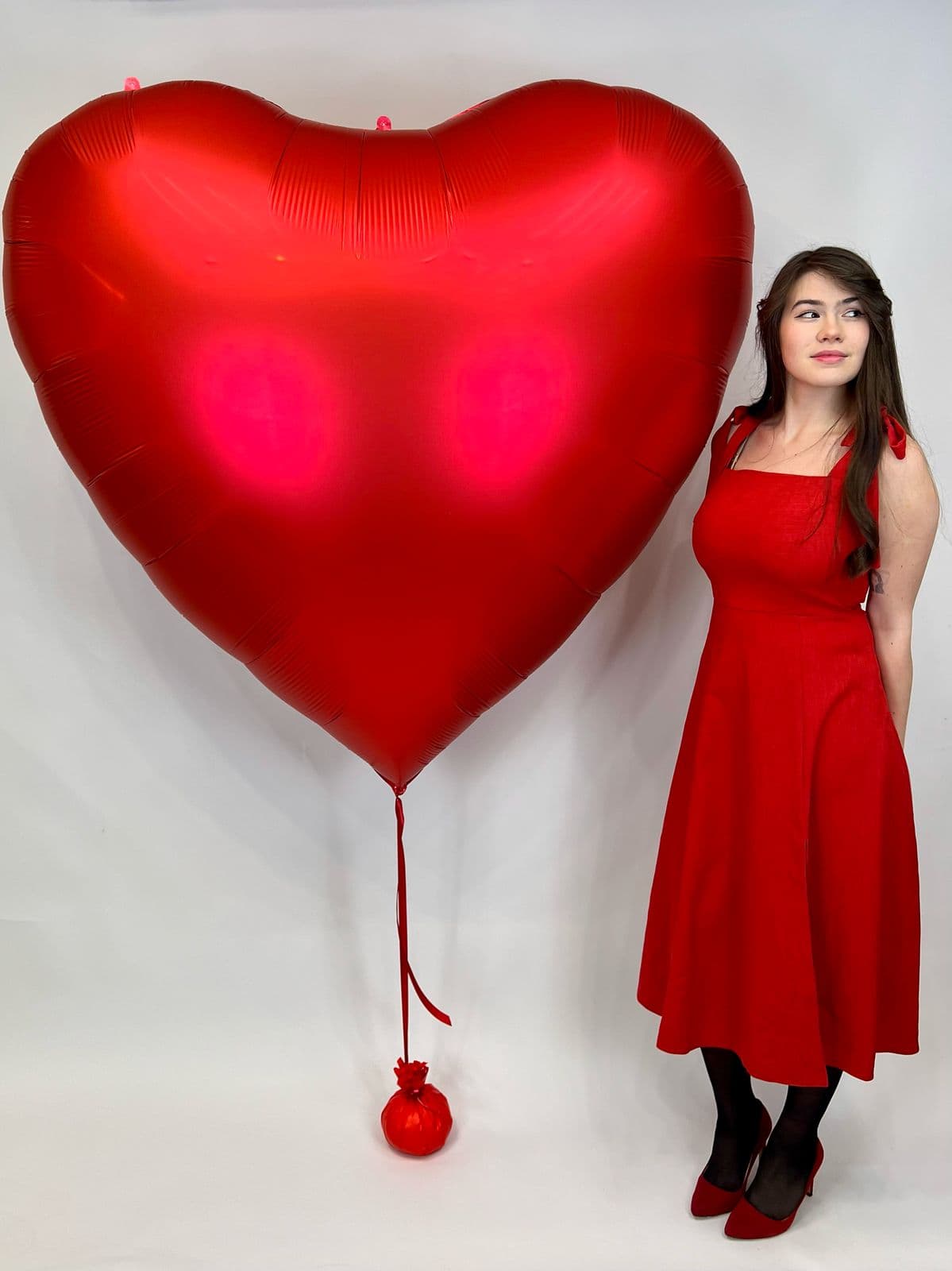 Праздничная композиция из шаров и цветов "Вечная любовь"