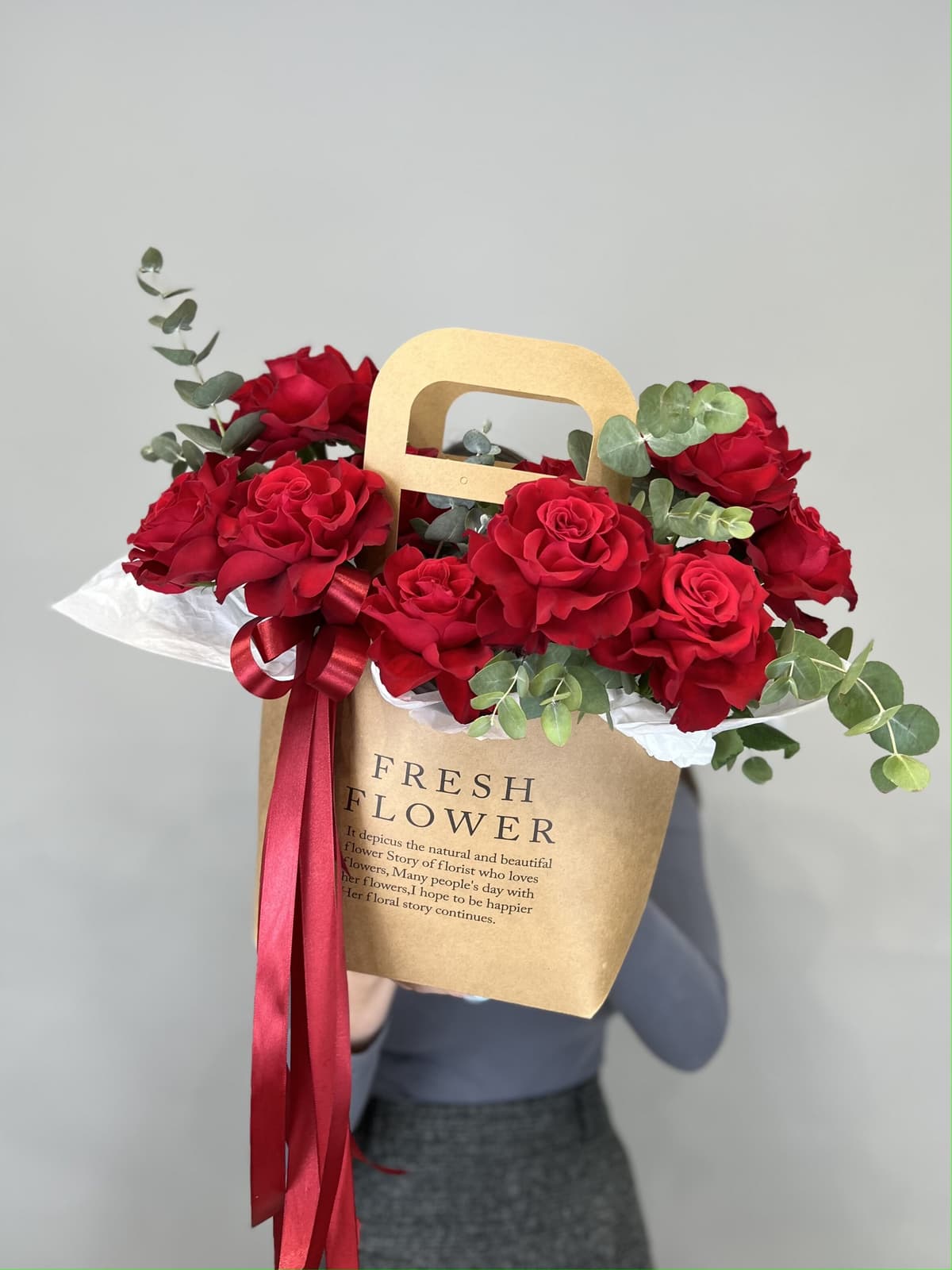 Праздничная композиция из шаров и цветов "Вечная любовь"