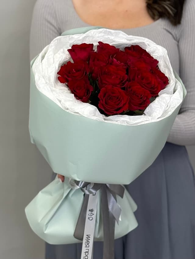 Праздничный букет из 15 красных роз Кения 35-40см в матовой бумаге Праздничный букет из 15 красных роз Кения 35-40см в матовой бумаге