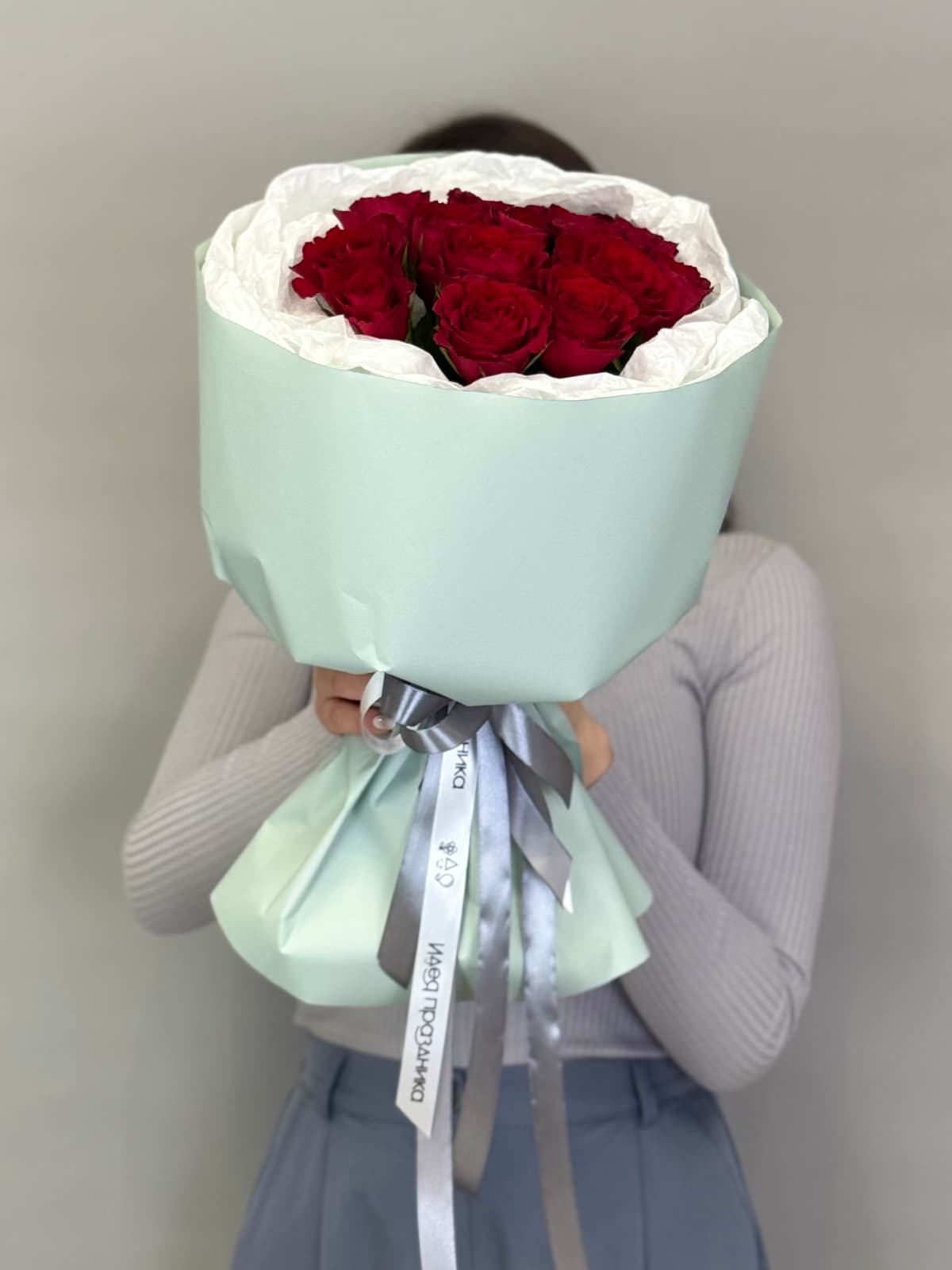 Праздничный букет из 15 красных роз Кения 35-40см в матовой бумаге