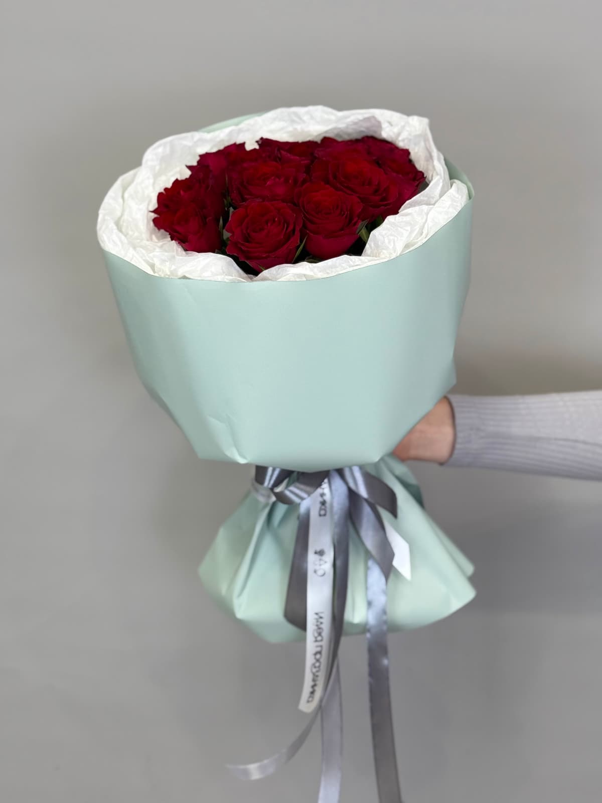 Праздничный букет из 15 красных роз Кения 35-40см в матовой бумаге