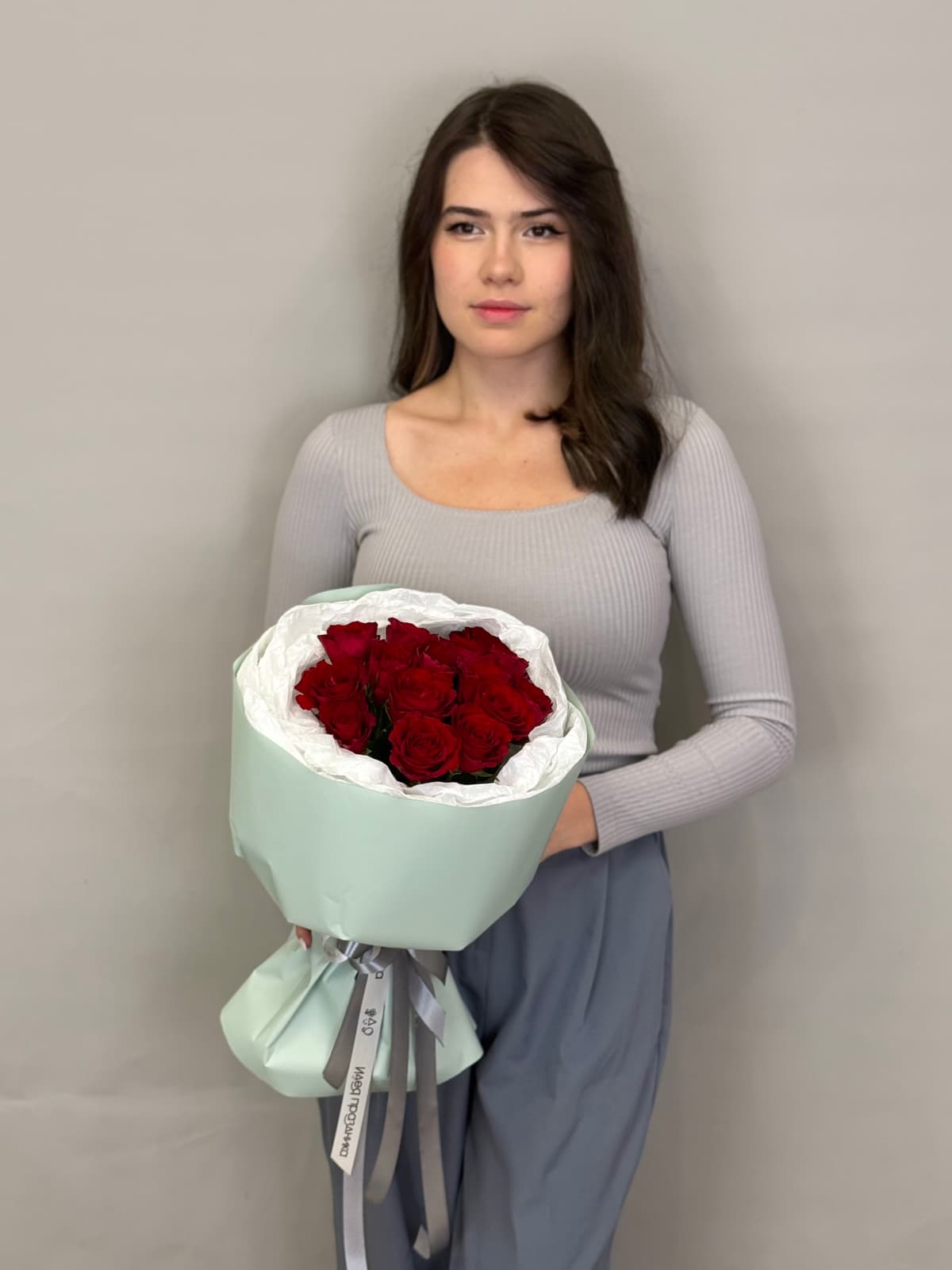 Праздничный букет из 15 красных роз Кения 35-40см в матовой бумаге