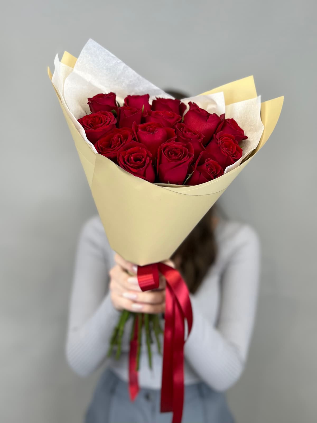 Праздничный букет из 15 красных роз Кения 35-40см в матовой бумаге