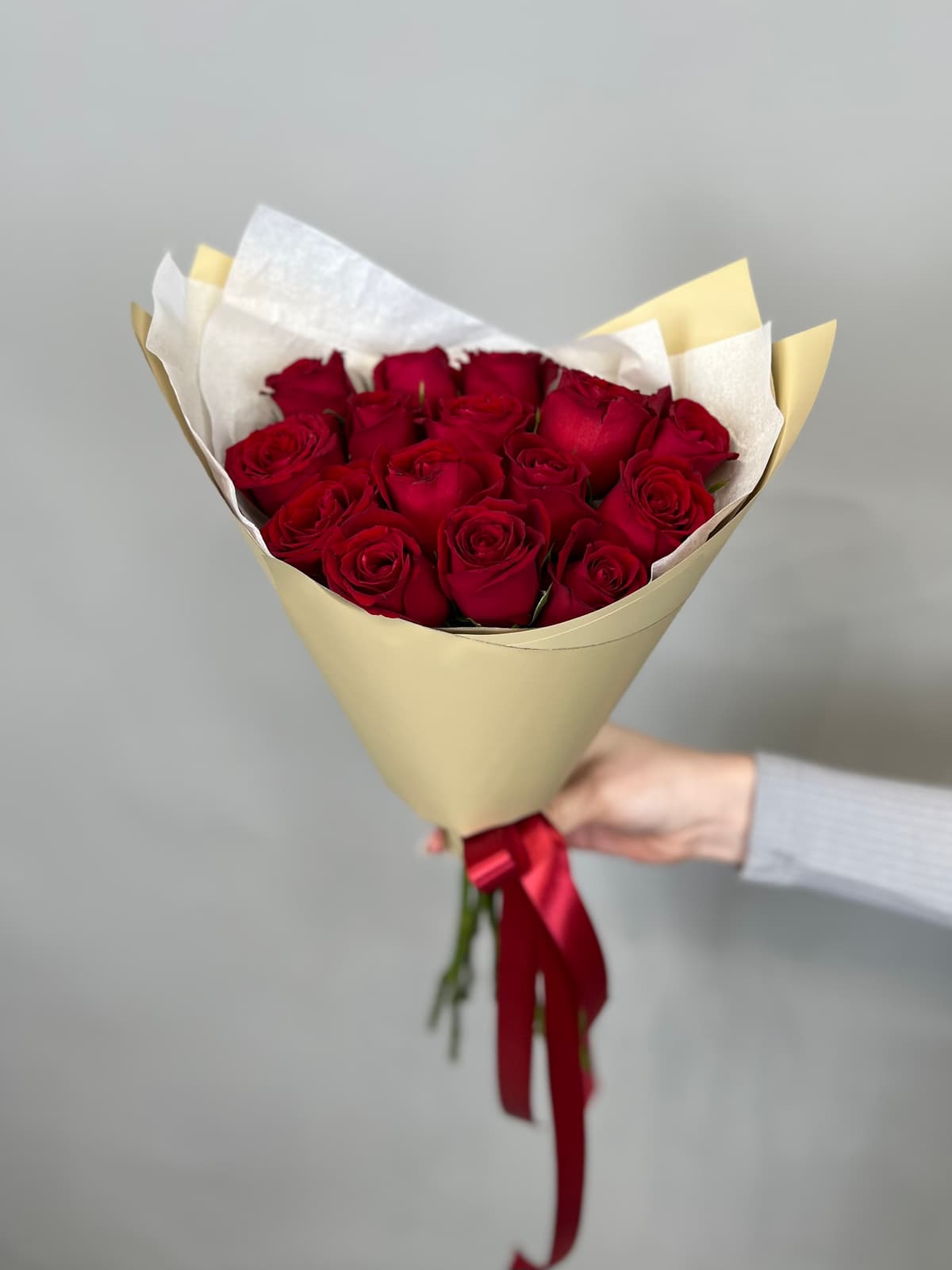 Праздничный букет из 15 красных роз Кения 35-40см в матовой бумаге