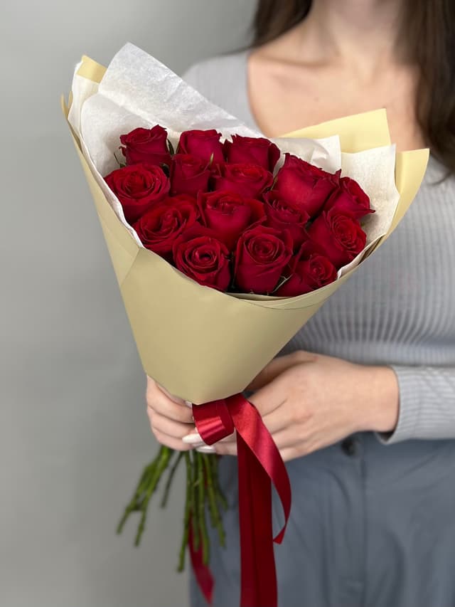 Праздничный букет из 15 красных роз Кения 35-40см в матовой бумаге Праздничный букет из 15 красных роз Кения 35-40см в матовой бумаге