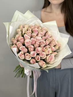 МЕГА АКЦИЯ Праздничный букет из 51 розовых роз Кения 35-40 см в матовой бумаге