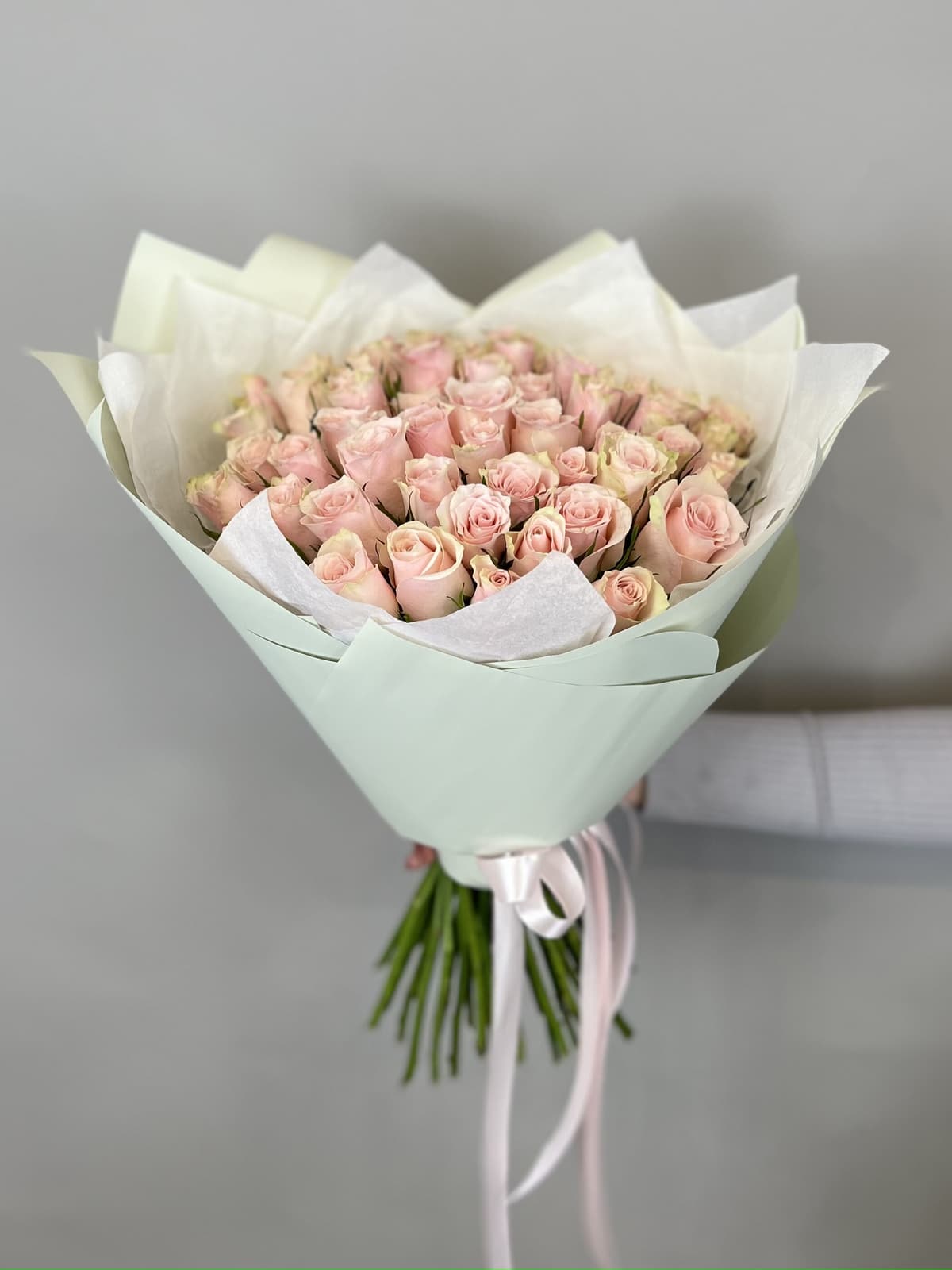 МЕГА АКЦИЯ Праздничный букет из 51 розовых роз Кения 35-40 см в матовой бумаге