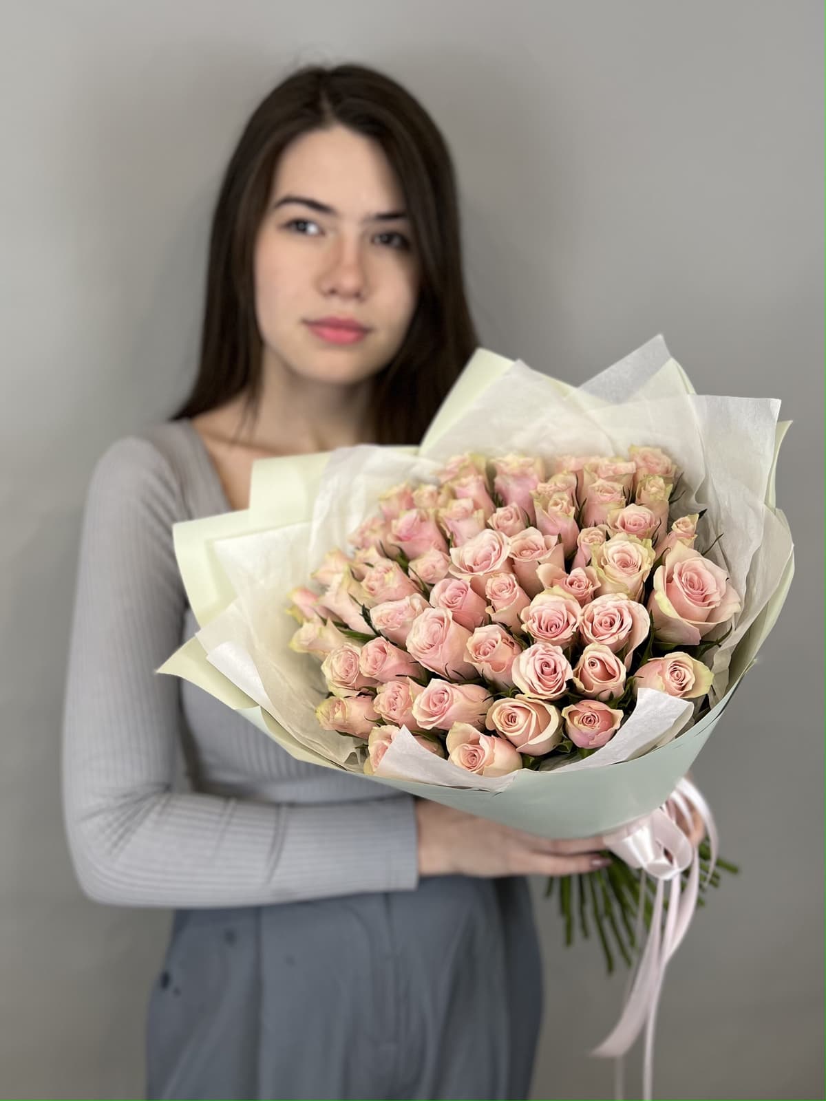 МЕГА АКЦИЯ Праздничный букет из 51 розовых роз Кения 35-40 см в матовой бумаге