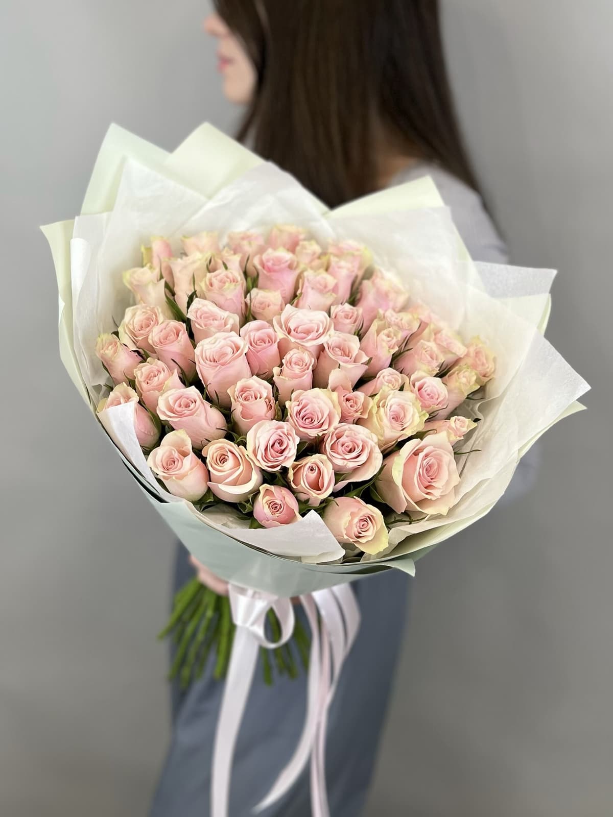 МЕГА АКЦИЯ Праздничный букет из 51 розовых роз Кения 35-40 см в матовой бумаге
