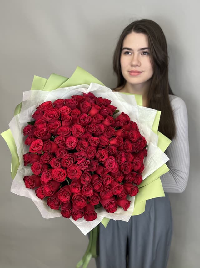 Роскошный букет из 101 стандартной красной розы в упаковке Роскошный букет из 101 стандартной красной розы в упаковке