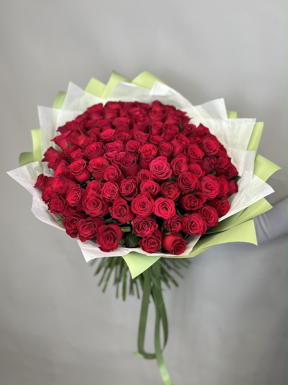 Роскошный букет из 101 стандартной красной розы в упаковке