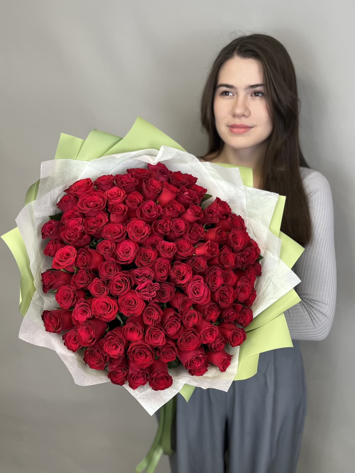 Роскошный букет из 101 стандартной красной розы в упаковке