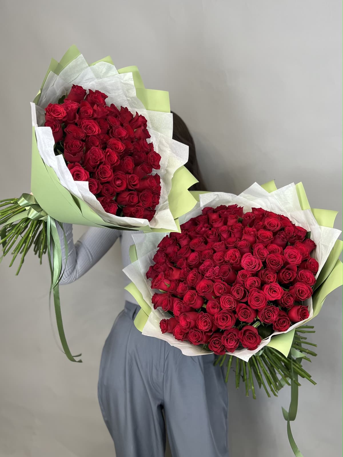 Роскошный букет из 101 стандартной красной розы в упаковке