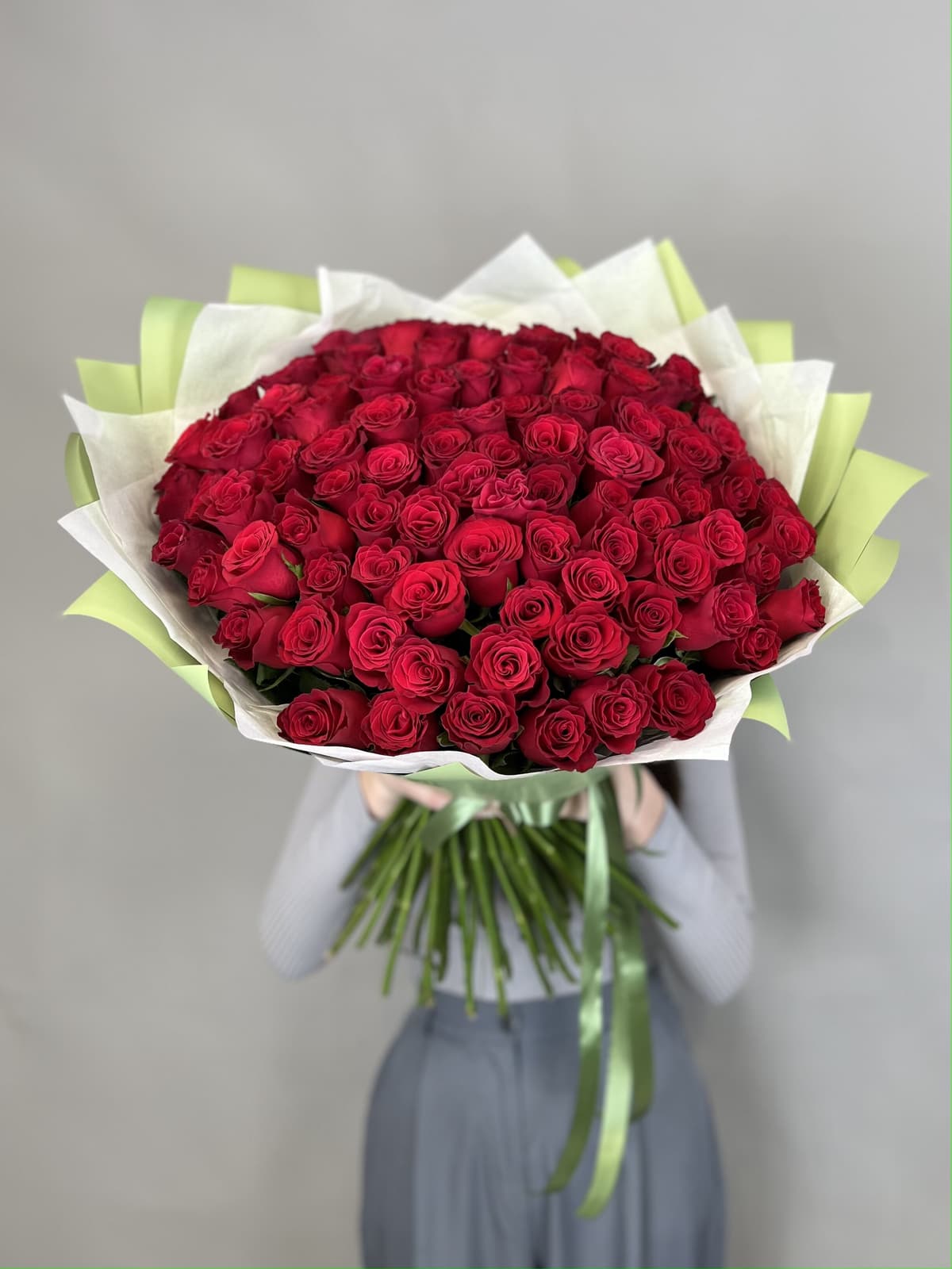 Роскошный букет из 101 стандартной красной розы 50 см в упаковке