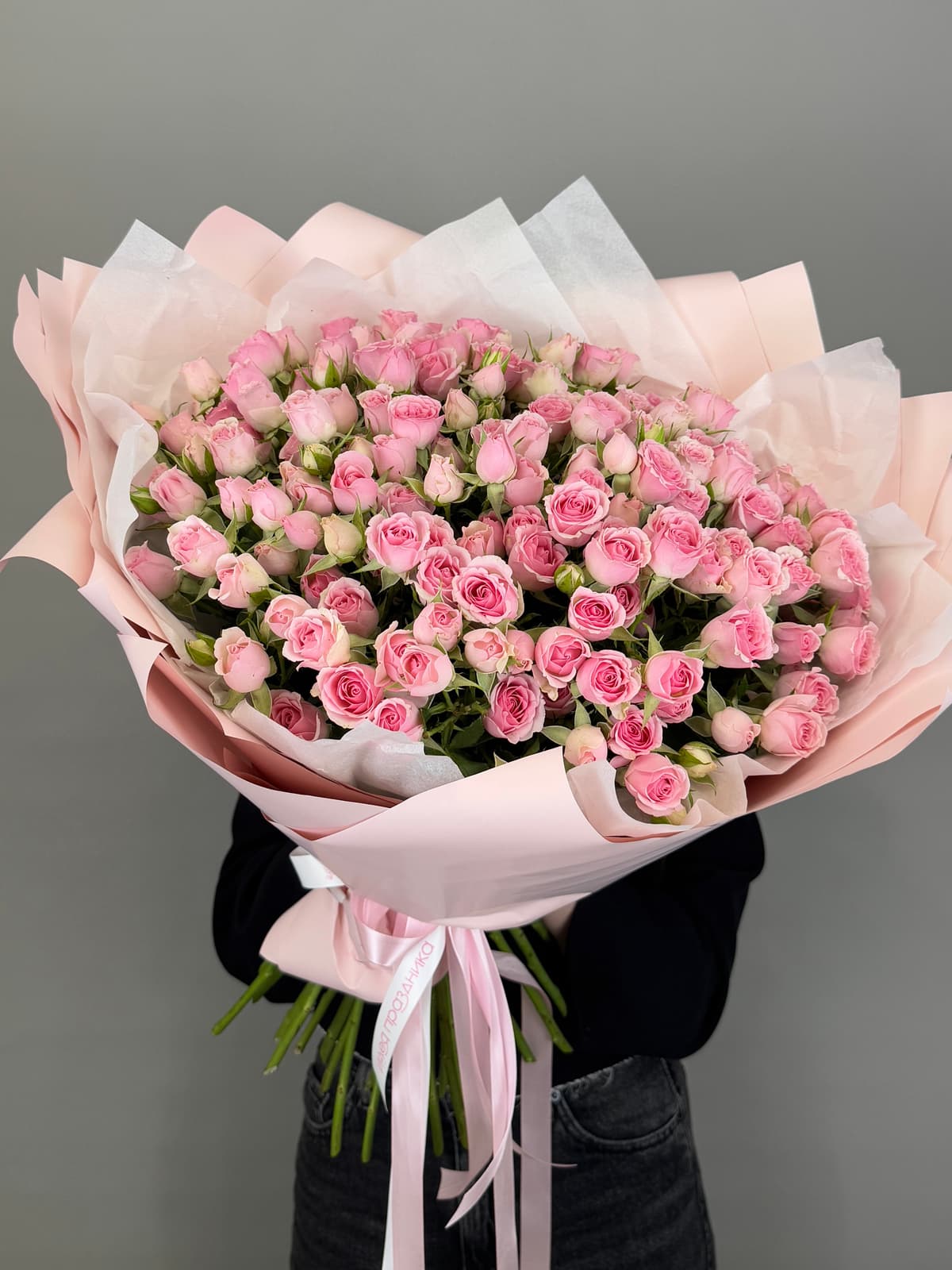 Роскошный букет из 51шт розовых кустовых роз