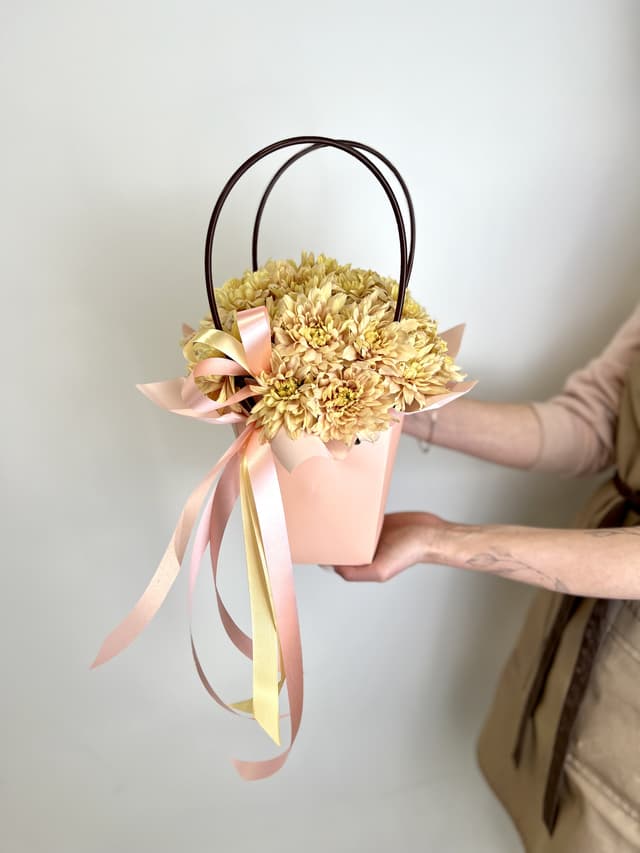 Сборный букет из 5 цветных хризантем в сумке Сборный букет из 5 цветных хризантем в сумке