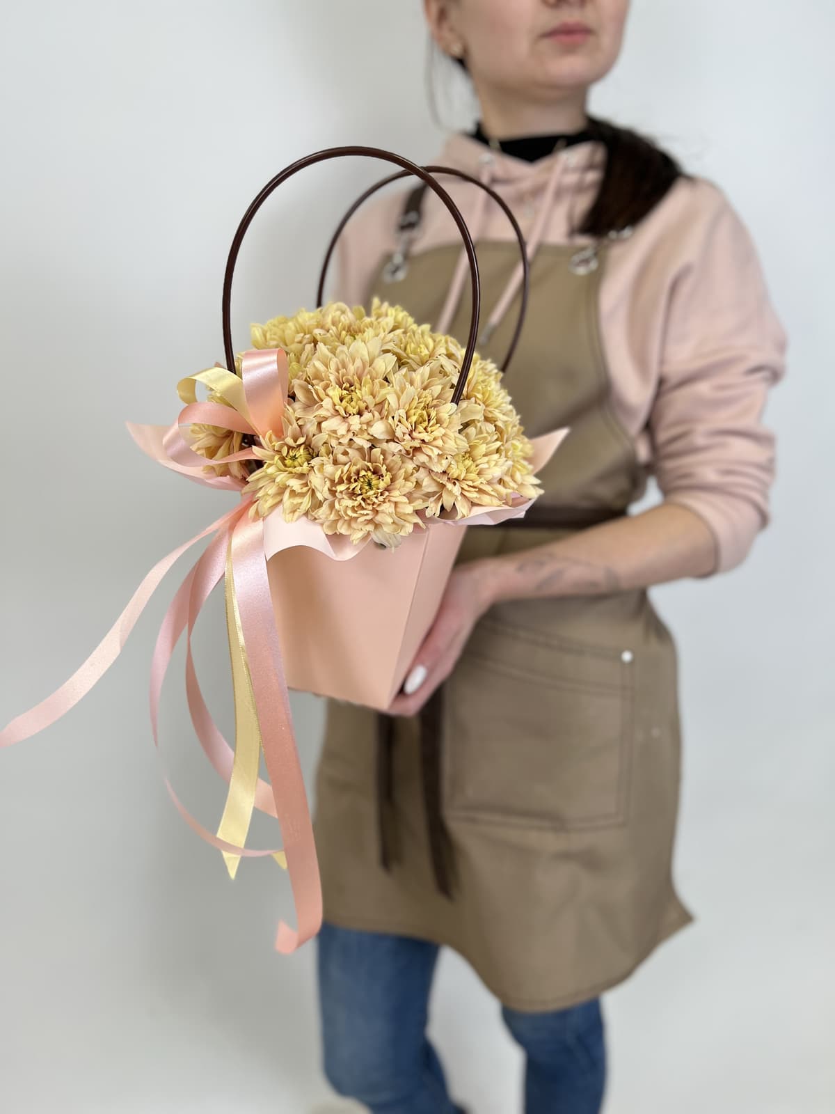 Сборный букет из 5 цветных хризантем в сумке