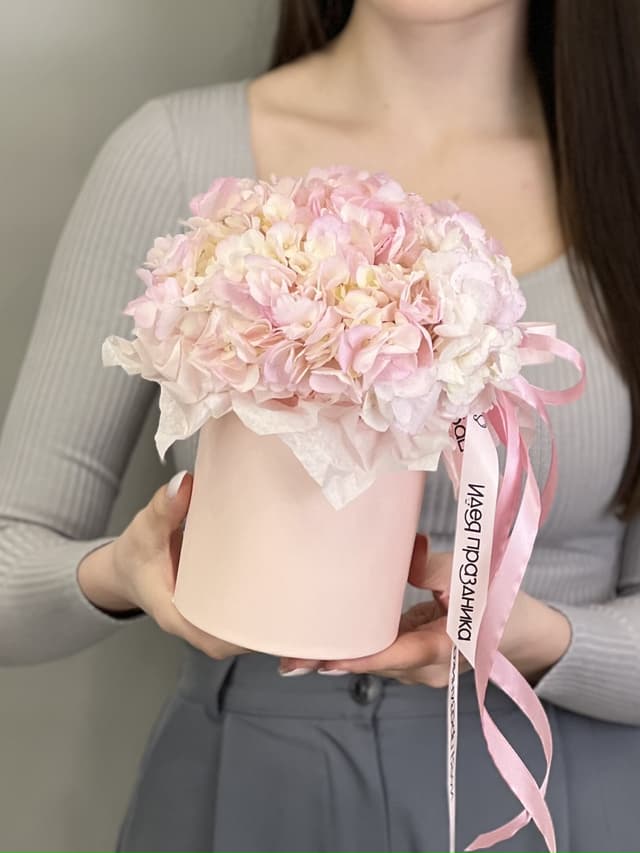 Шикарная розовая гортензия в шляпной коробке Шикарная розовая гортензия в шляпной коробке